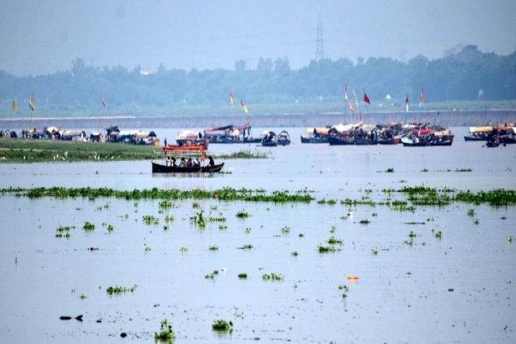 The Water Level Of Ganga-Yamuna In Prayagraj Rising By Four Centimeters Every Hour, Millions Of People Are Restless Due To The Threat Of Flood