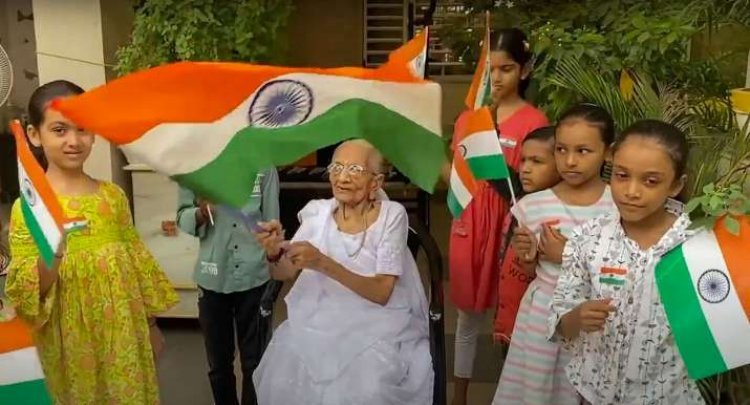 PM Modi's mother Heeraben joins 'Har Ghar Tiranga' campaign, hoisted the national flag with children