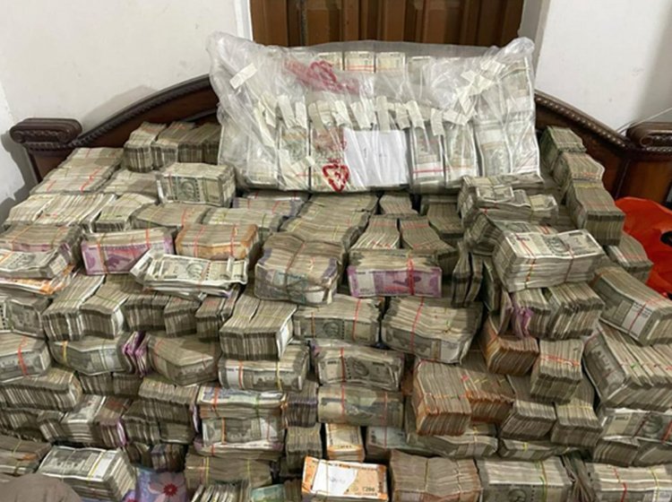 ED raid in Kolkata, 12 crore cash seized from businessman's house, counting of notes is still going on