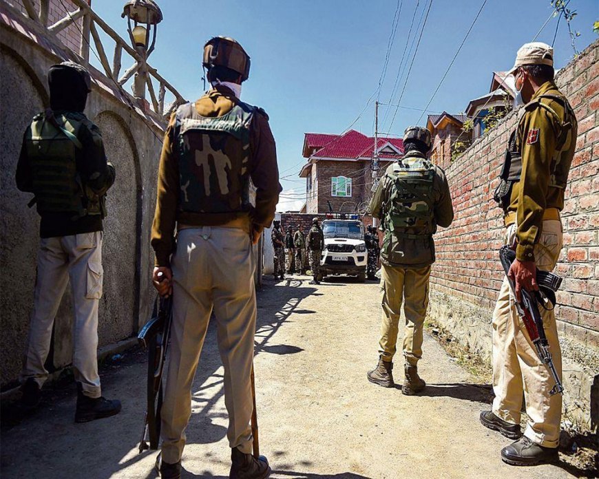 Big drug smuggling racket busted in Kashmir, 5 policemen, 17 including a leader arrested