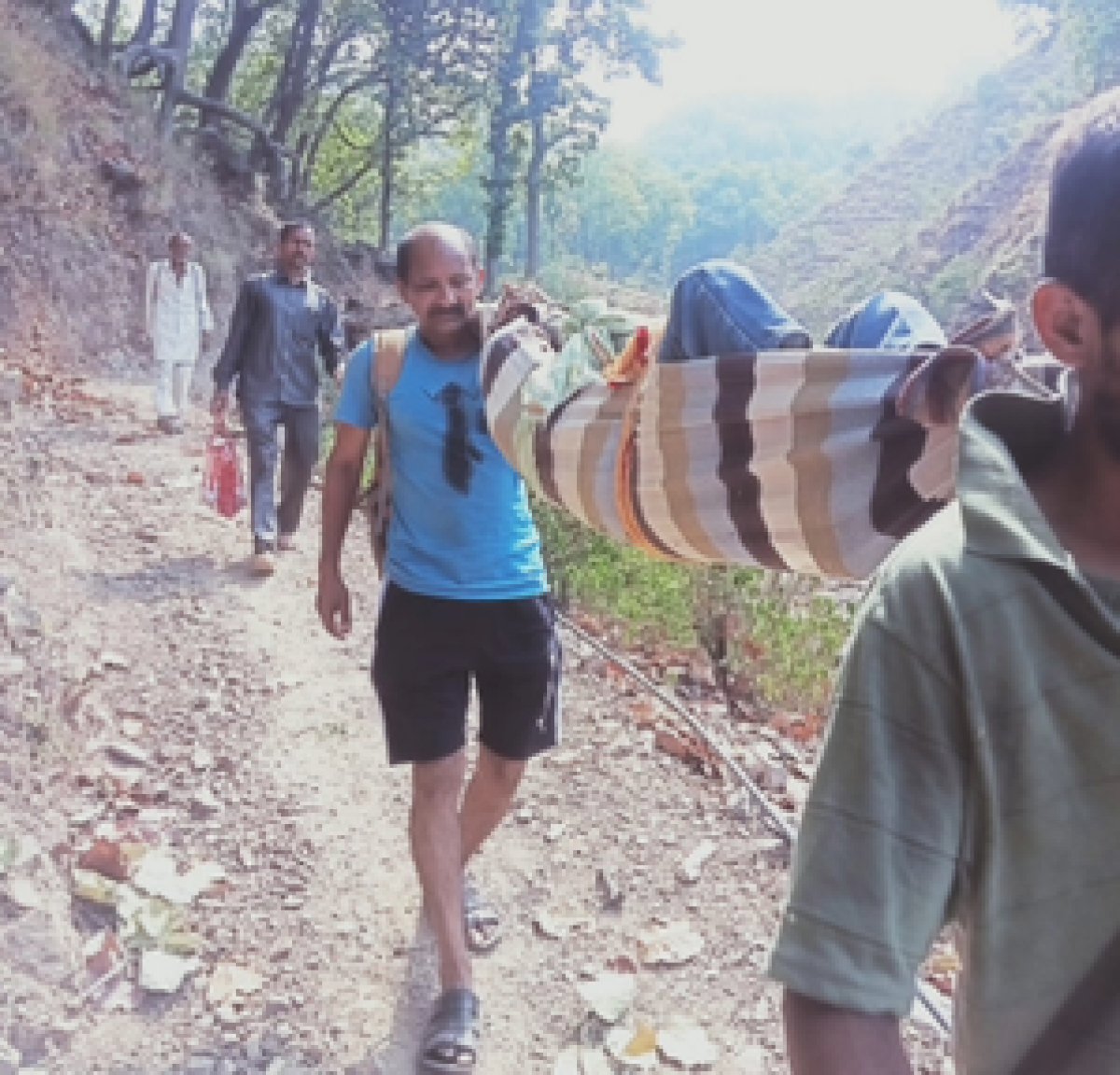 मरीज को कंधे पर लादकर अस्पताल ले गए लोग, मूलभूत सुविधाओं से वंचित हिमाचल के उद्योग मंत्री का गांव