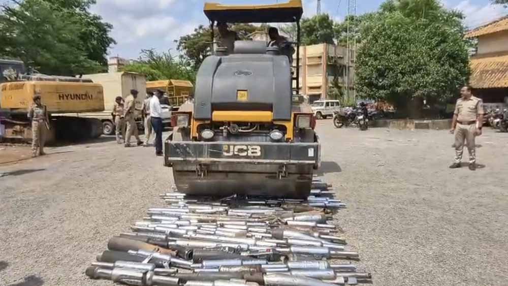 बिलासपुर में कानफोड़ू साइलेंसर और प्रेशर हॉर्न पर पुलिस का एक्शन, वाहन चालकों में मचा हड़कंप बिलासपुर में कानफोड़ू साइलेंसर और प्रेशर हॉर्न पर पुलिस का एक्शन, वाहन चालकों में मचा हड़कंप