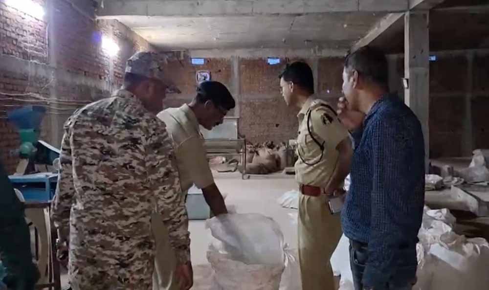 डिटर्जेंट गोदाम की आड़ में बन रहा था गुटखा, किराएदार की तलाश में जुटी पुलिस डिटर्जेंट गोदाम की आड़ में बन रहा था गुटखा, किराएदार की तलाश में जुटी पुलिस