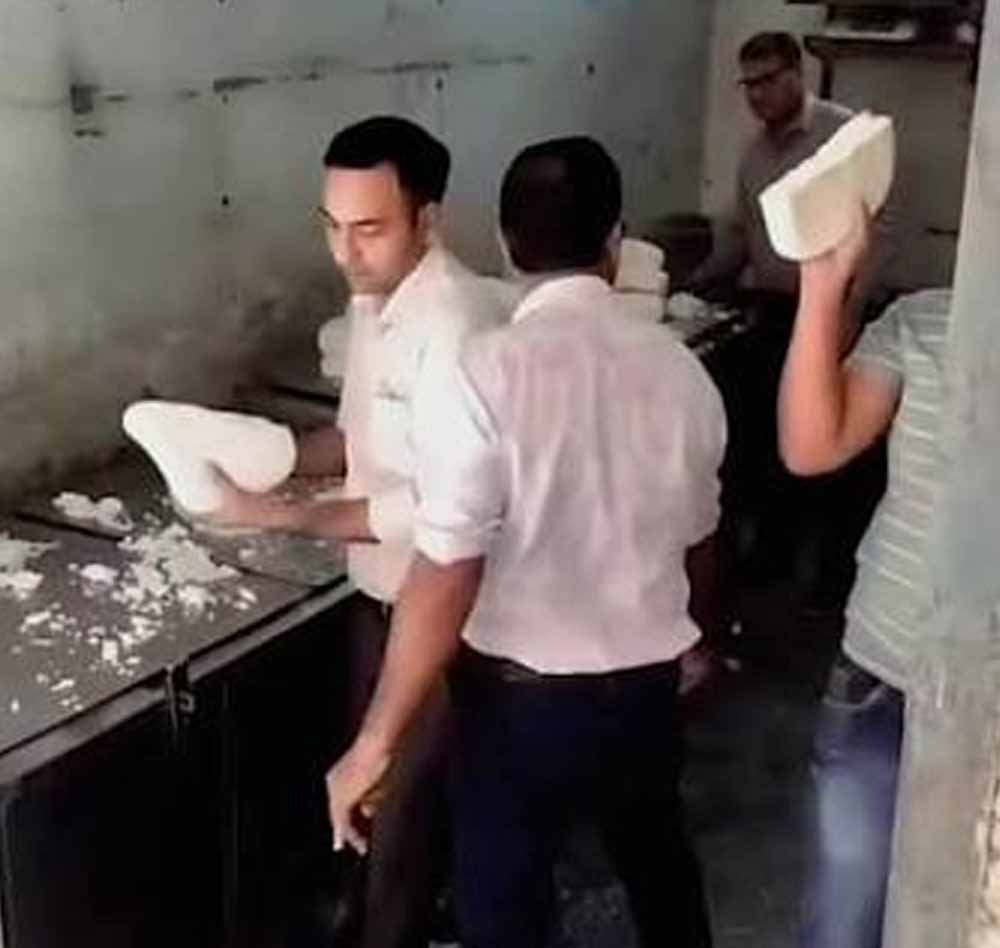 अमृतसर की डेयरियों पर फूड सेफ्टी विभाग का छापा, दूध-दही और पनीर के सैंपल जांच के लिए भेजे अमृतसर की डेयरियों पर फूड सेफ्टी विभाग का छापा, दूध-दही और पनीर के सैंपल जांच के लिए भेजे