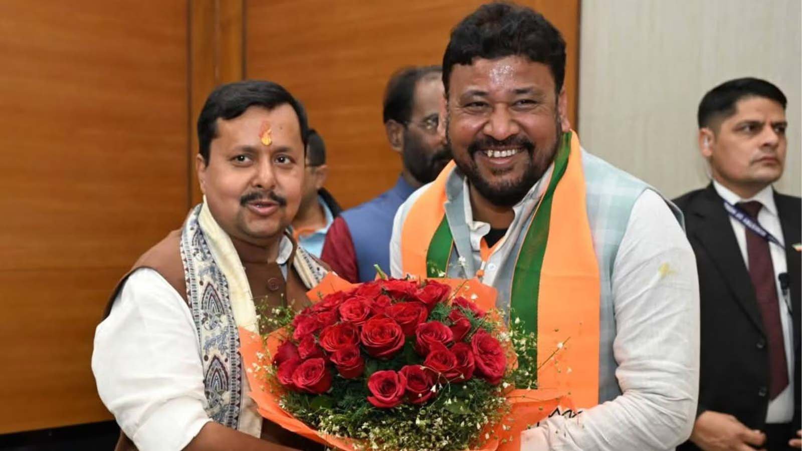 बांकीपुर उपचुनाव: बीजेपी उम्मीदवार अभिषेक सिन्हा ने भरा नामांकन, NDA नेताओं ने दिखाई ताकत बांकीपुर उपचुनाव: बीजेपी उम्मीदवार अभिषेक सिन्हा ने भरा नामांकन, NDA नेताओं ने दिखाई ताकत