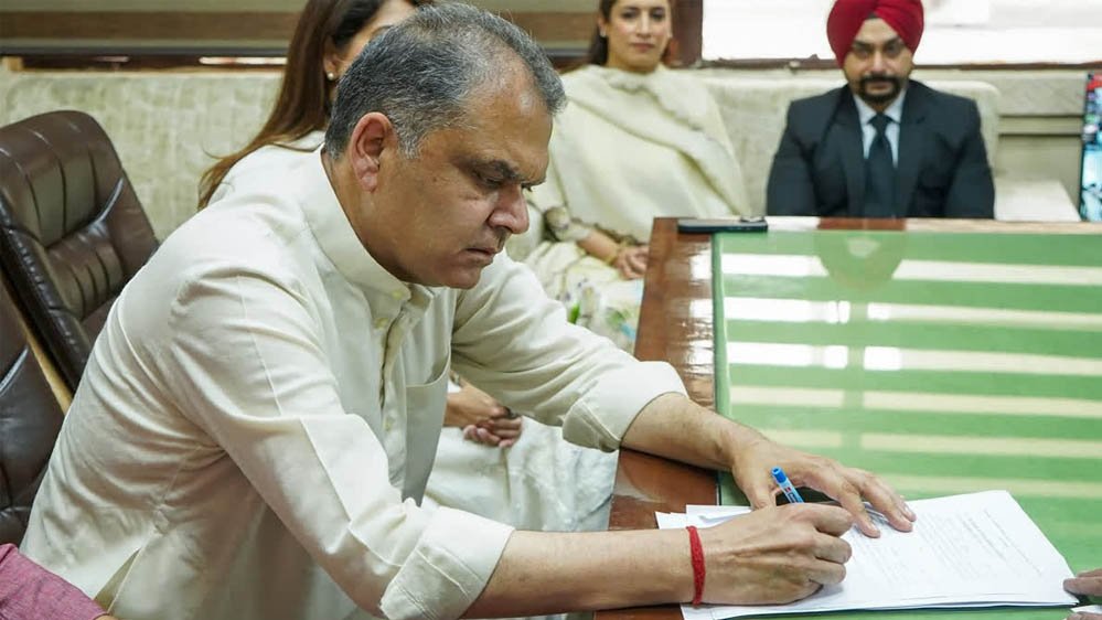 102 करोड़ के फर्जी iPhone निर्यात घोटाले में AAP MLA संजीव अरोड़ा का नाम, ED चार्जशीट में बड़ा दावा 102 करोड़ के फर्जी iPhone निर्यात घोटाले में AAP MLA संजीव अरोड़ा का नाम, ED चार्जशीट में बड़ा दावा