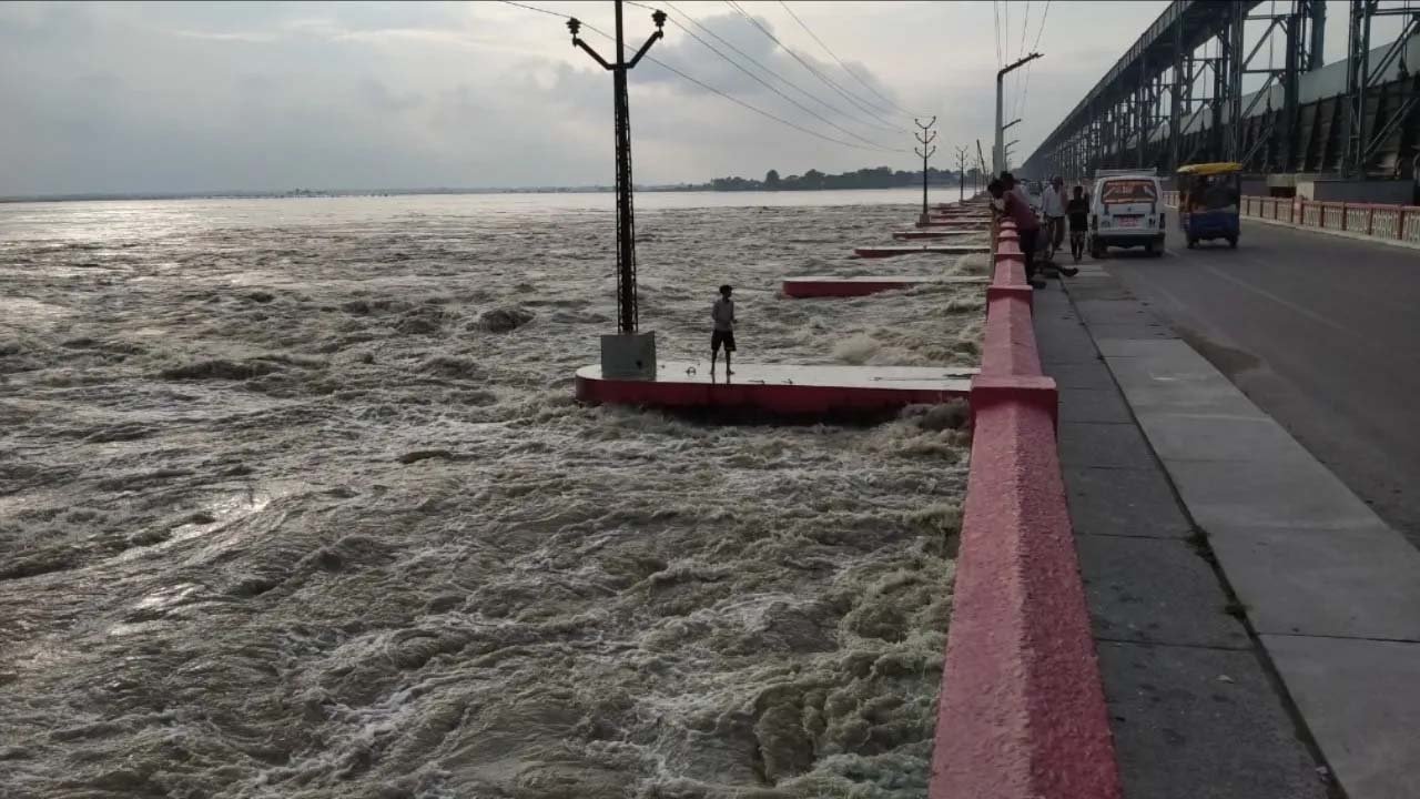 कोसी नदी में बढ़ा जलस्तर, बराज के 26 फाटक खोलकर छोड़ा गया पानी कोसी नदी में बढ़ा जलस्तर, बराज के 26 फाटक खोलकर छोड़ा गया पानी