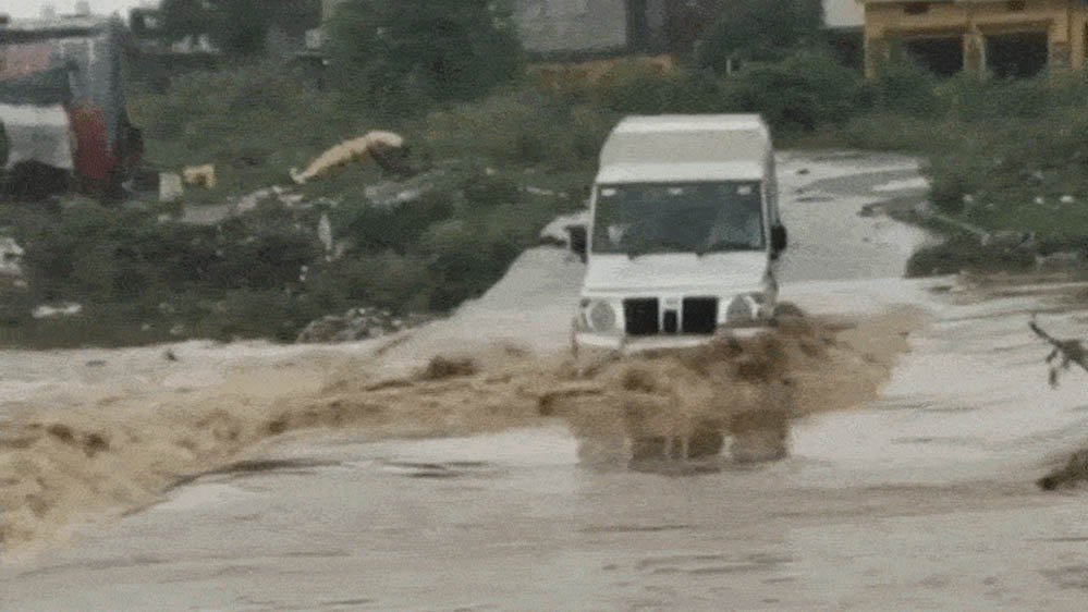 पंजाब के 3 जिलों में मूसलाधार बारिश, सड़कों पर 4 फीट पानी; स्कूल खुलते ही जनजीवन प्रभावित पंजाब के 3 जिलों में मूसलाधार बारिश, सड़कों पर 4 फीट पानी; स्कूल खुलते ही जनजीवन प्रभावित