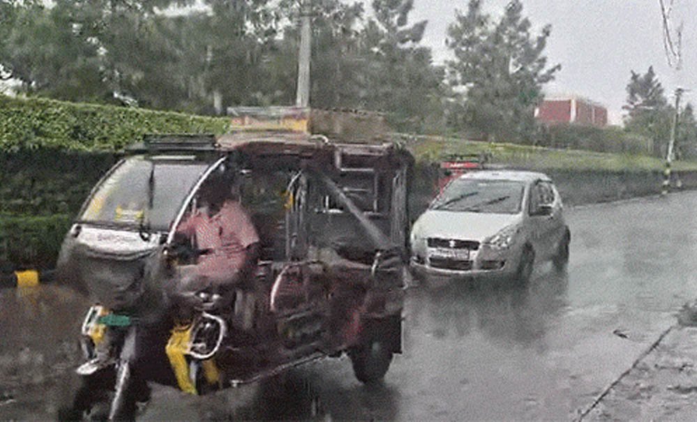 Punjab Weather Alert: 13 जिलों में भारी से बेहद भारी बारिश का अलर्ट, जालंधर में दिन में छाया अंधेरा Punjab Weather Alert: 13 जिलों में भारी से बेहद भारी बारिश का अलर्ट, जालंधर में दिन में छाया अंधेरा