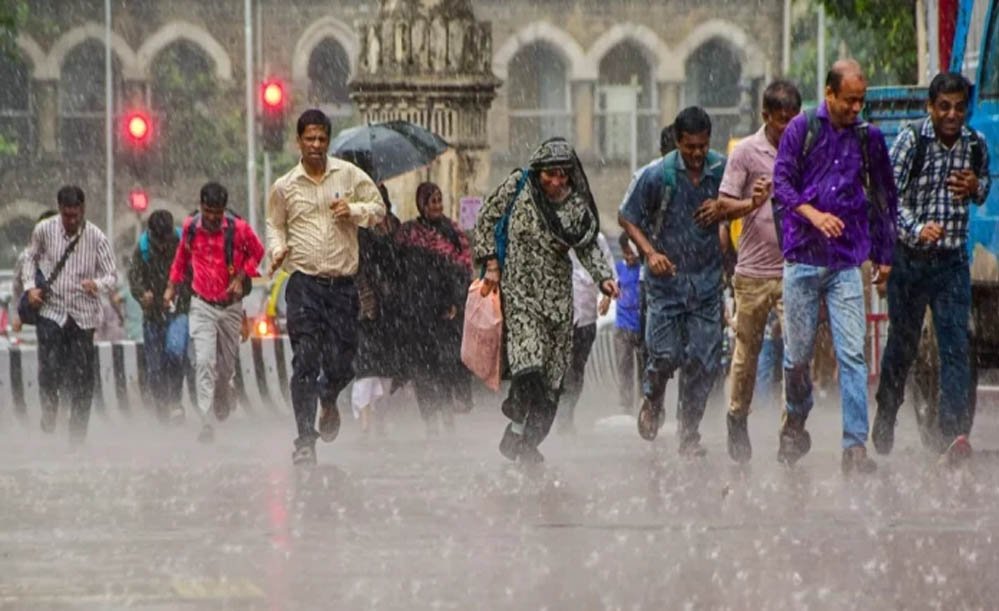 पंजाब में बारिश का डबल अलर्ट, अमृतसर-जालंधर में जलभराव, 23 जिलों में बिजली गिरने की चेतावनी पंजाब में बारिश का डबल अलर्ट, अमृतसर-जालंधर में जलभराव, 23 जिलों में बिजली गिरने की चेतावनी