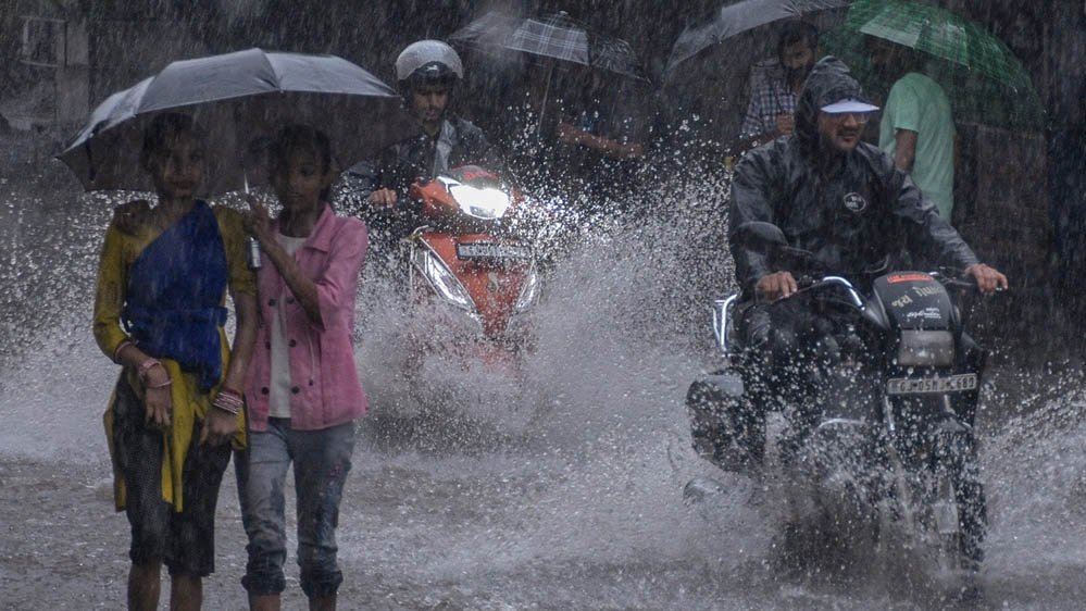 Punjab Weather Alert: पंजाब-चंडीगढ़ में 4 दिन भारी बारिश का अलर्ट, कई जिलों में ऑरेंज चेतावनी जारी Punjab Weather Alert: पंजाब-चंडीगढ़ में 4 दिन भारी बारिश का अलर्ट, कई जिलों में ऑरेंज चेतावनी जारी