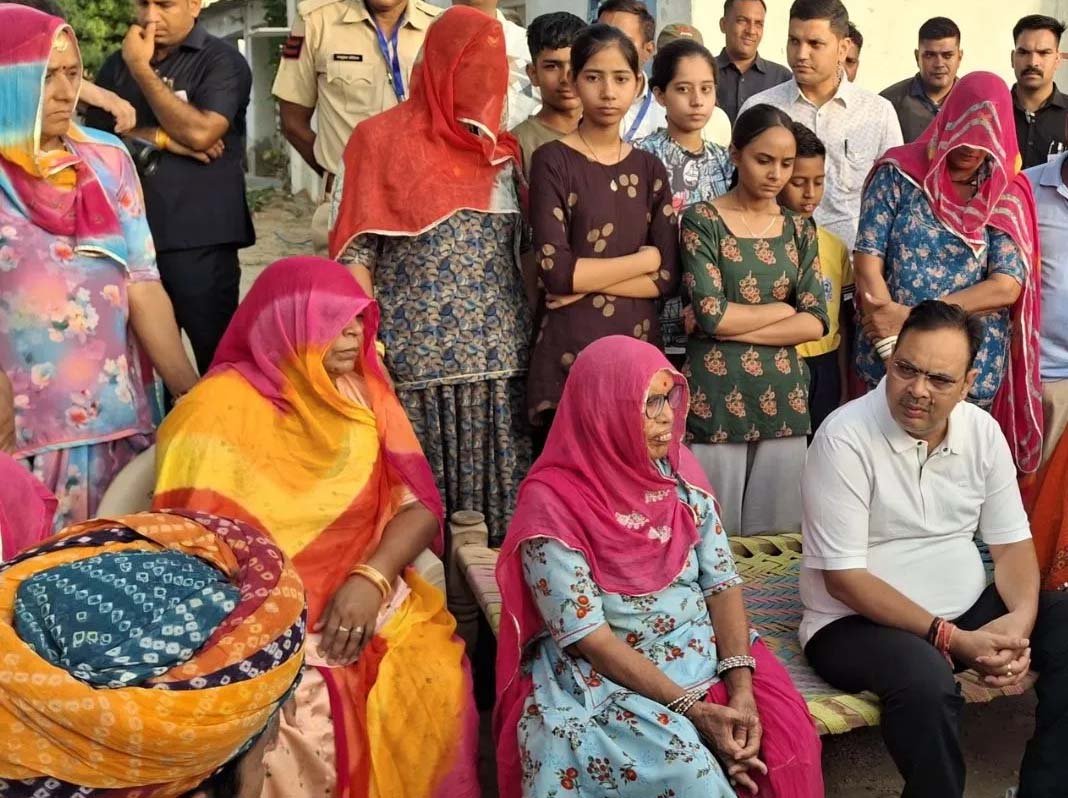 नागौर में सीएम भजनलाल ने सुनी ग्रामीणों की समस्याएं, दिए समाधान के निर्देश नागौर में सीएम भजनलाल ने सुनी ग्रामीणों की समस्याएं, दिए समाधान के निर्देश