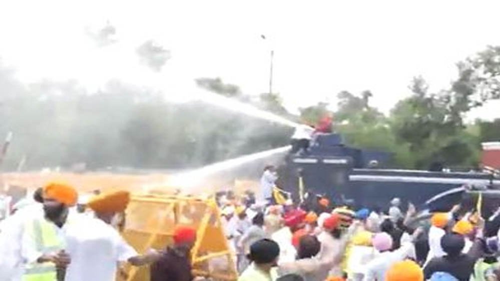 चंडीगढ़ में बंदी सिंहों और अमृतपाल की रिहाई को लेकर प्रदर्शन हिंसक, 15 पुलिसकर्मी घायल; वाटर कैनन चालक का हाथ टूटा चंडीगढ़ में बंदी सिंहों और अमृतपाल की रिहाई को लेकर प्रदर्शन हिंसक, 15 पुलिसकर्मी घायल; वाटर कैनन चालक का हाथ टूटा