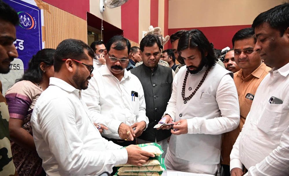 गौरेला-पेंड्रा-मरवाही : अरपा-बिहान के विष्णुभोग चावल को मिला जनप्रतिनिधियों और नागरिकों का भरपूर समर्थन गौरेला-पेंड्रा-मरवाही : अरपा-बिहान के विष्णुभोग चावल को मिला जनप्रतिनिधियों और नागरिकों का भरपूर समर्थन