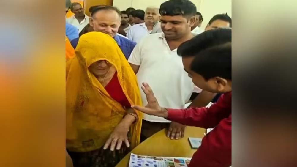 जमीन बेटे के नाम करते ही SDM ने कही ऐसी बात, बुजुर्ग महिला समेत पूरा पंडाल हंसी से गूंज उठा जमीन बेटे के नाम करते ही SDM ने कही ऐसी बात, बुजुर्ग महिला समेत पूरा पंडाल हंसी से गूंज उठा