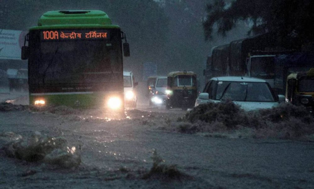 दिल्ली-NCR में बारिश से हाल बेहाल! नोएडा-गुरुग्राम की सड़कें जलमग्न, कई जगह लंबा ट्रैफिक जाम दिल्ली-NCR में बारिश से हाल बेहाल! नोएडा-गुरुग्राम की सड़कें जलमग्न, कई जगह लंबा ट्रैफिक जाम
