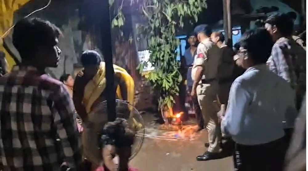 कोरबा में बाल विवाह पर पुलिस का एक्शन, 13 साल की दुल्हन और 15 साल के दूल्हे की शादी रुकवाई कोरबा में बाल विवाह पर पुलिस का एक्शन, 13 साल की दुल्हन और 15 साल के दूल्हे की शादी रुकवाई