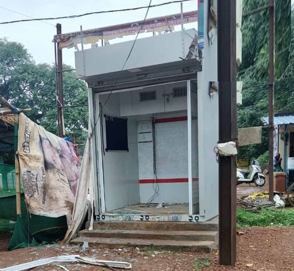 CG में ATM उखाड़कर ले जाने की कोशिश नाकाम, लाखों की नकदी नहीं निकाल सके चोर CG में ATM उखाड़कर ले जाने की कोशिश नाकाम, लाखों की नकदी नहीं निकाल सके चोर