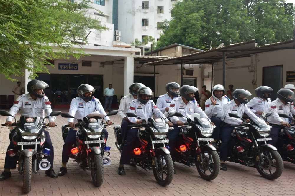 रायपुर में जाम से मिलेगी राहत, QRT को ट्रैफिक पुलिस की 10 नई हाई-स्पीड बाइक्स रायपुर में जाम से मिलेगी राहत, QRT को ट्रैफिक पुलिस की 10 नई हाई-स्पीड बाइक्स
