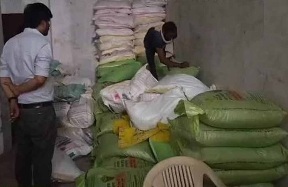 दुर्ग में अवैध खाद के गोदाम पर प्रशासन की बड़ी कार्रवाई, कृषि सामग्री जब्त दुर्ग में अवैध खाद के गोदाम पर प्रशासन की बड़ी कार्रवाई, कृषि सामग्री जब्त