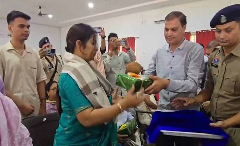 राजनांदगांव में शहादत दिवस पर तत्कालीन SP विनोद कुमार चौबे समेत 29 वीर जवानों को श्रद्धांजलि राजनांदगांव में शहादत दिवस पर तत्कालीन SP विनोद कुमार चौबे समेत 29 वीर जवानों को श्रद्धांजलि