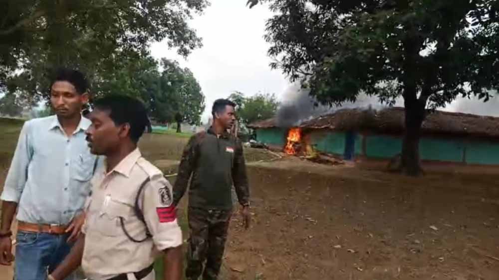 CG में हेडमास्टर की हत्या के बाद भड़की हिंसा, आरोपियों के घरों में लगाई आग, गांव में तनाव CG में हेडमास्टर की हत्या के बाद भड़की हिंसा, आरोपियों के घरों में लगाई आग, गांव में तनाव