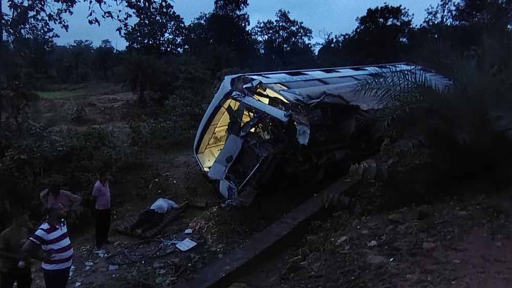 CG में तेज रफ्तार बस पलटी, 10 यात्री घायल; हादसे के बाद मची अफरा-तफरी CG में तेज रफ्तार बस पलटी, 10 यात्री घायल; हादसे के बाद मची अफरा-तफरी