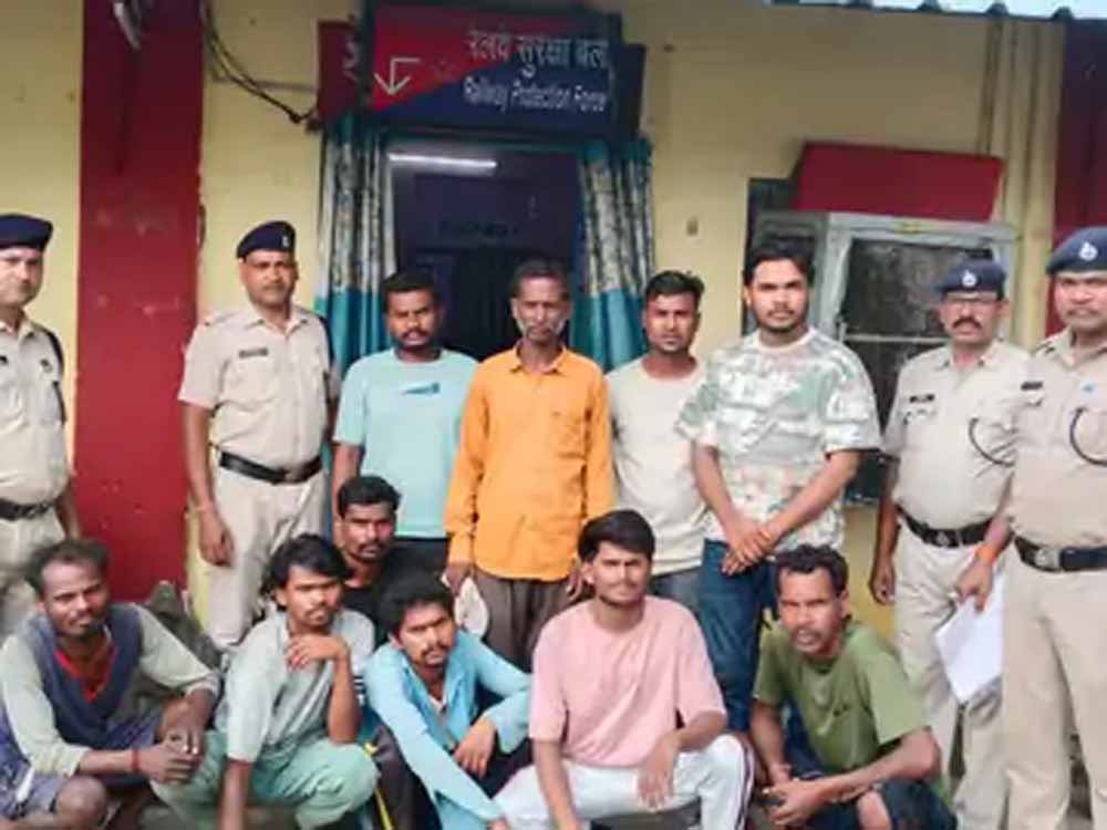 बिलासपुर में JCB बकेट से मालगाड़ी डिरेलमेंट मामला, RPF ने 10 आरोपियों को किया गिरफ्तार बिलासपुर में JCB बकेट से मालगाड़ी डिरेलमेंट मामला, RPF ने 10 आरोपियों को किया गिरफ्तार