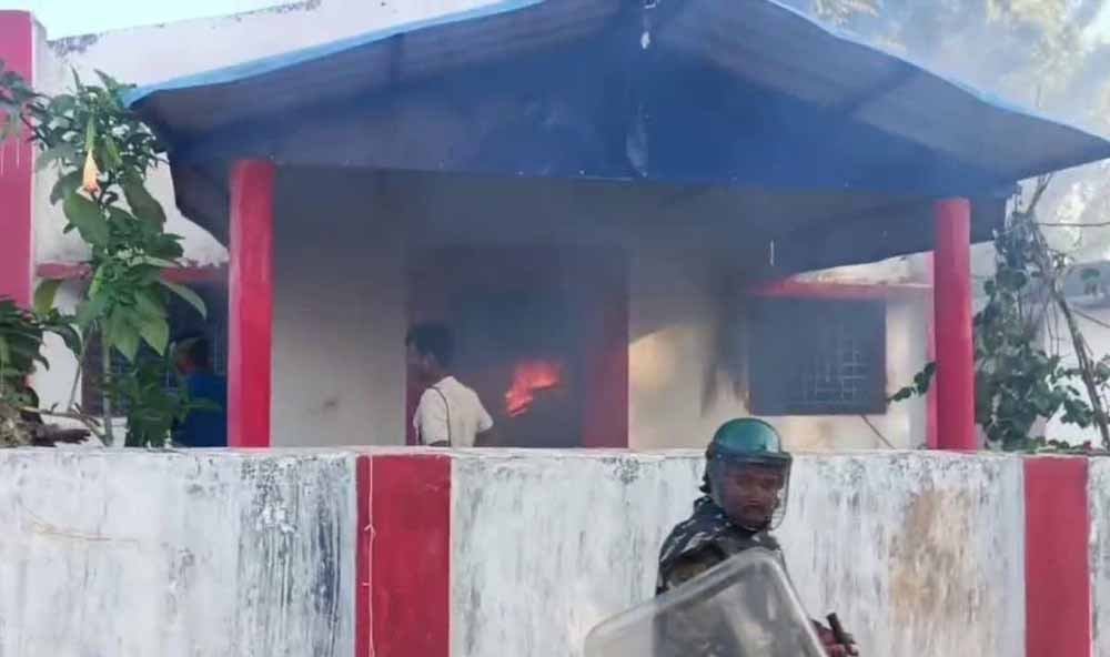 कांकेर में धर्मांतरित व्यक्ति के शव के दफन को लेकर विवाद, गांव में बढ़ा तनाव कांकेर में धर्मांतरित व्यक्ति के शव के दफन को लेकर विवाद, गांव में बढ़ा तनाव