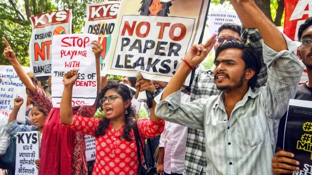 NEET पेपर लीक प्रदर्शन में अश्लीलता फैलाने वालों की तलाश में पुलिस, नाबालिगों की भूमिका भी जांच के दायरे में NEET पेपर लीक प्रदर्शन में अश्लीलता फैलाने वालों की तलाश में पुलिस, नाबालिगों की भूमिका भी जांच के दायरे में