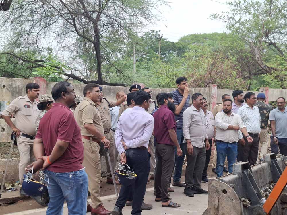 दुर्ग में रेलवे की जमीन से हटे वारिस, स्वेच्छा से प्रशासन को सौंपा मकान दुर्ग में रेलवे की जमीन से हटे वारिस, स्वेच्छा से प्रशासन को सौंपा मकान