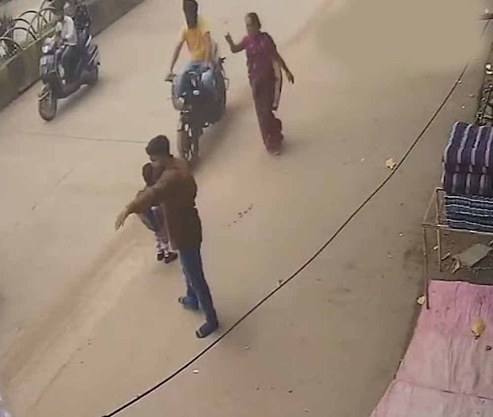CG News: चलती स्कूल वैन का गेट खुला, सड़क पर गिरा मासूम; बड़ा हादसा टला