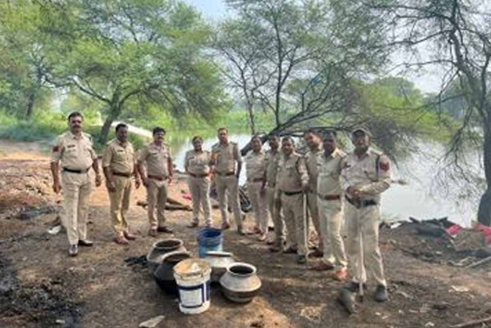 CG में शराब माफिया पर कार्रवाई के दौरान पुलिस टीम पर हमला, 6 ग्रामीण गिरफ्तार CG में शराब माफिया पर कार्रवाई के दौरान पुलिस टीम पर हमला, 6 ग्रामीण गिरफ्तार