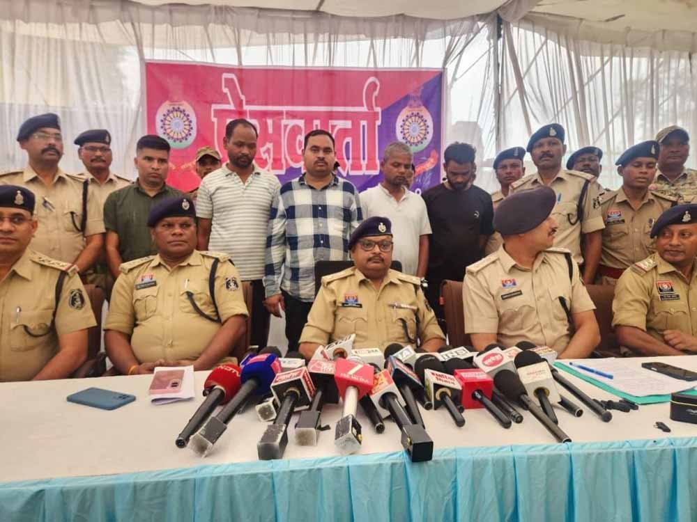 43 शिक्षकों से करोड़ों की लोन ठगी, 5 आरोपी गिरफ्तार, लैपटॉप और चेकबुक बरामद 43 शिक्षकों से करोड़ों की लोन ठगी, 5 आरोपी गिरफ्तार, लैपटॉप और चेकबुक बरामद