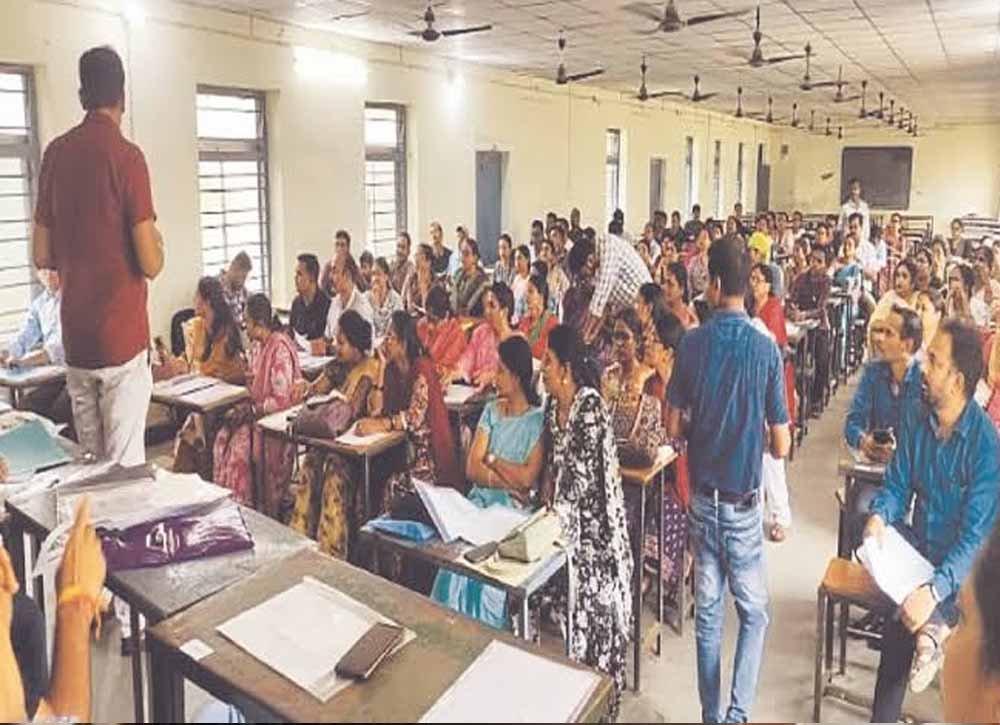CG के शिक्षकों को हाईकोर्ट से नहीं मिली राहत, क्रमोन्नति वेतनमान पर रिट याचिकाएं खारिज CG के शिक्षकों को हाईकोर्ट से नहीं मिली राहत, क्रमोन्नति वेतनमान पर रिट याचिकाएं खारिज