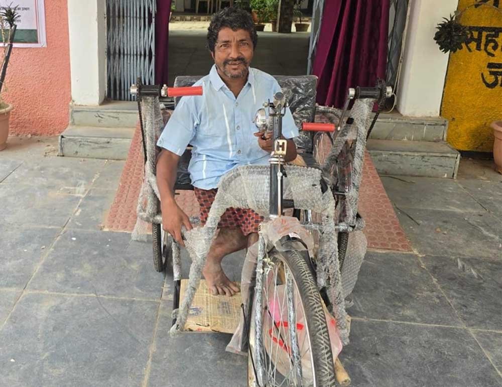 24 घंटे में मिली ट्राइसाइकिल, मुख्यमंत्री विष्णुदेव साय की संवेदनशील पहल से दिव्यांग गणेश राम यादव के जीवन को मिली नई रफ्तार 24 घंटे में मिली ट्राइसाइकिल, मुख्यमंत्री विष्णुदेव साय की संवेदनशील पहल से दिव्यांग गणेश राम यादव के जीवन को मिली नई रफ्तार