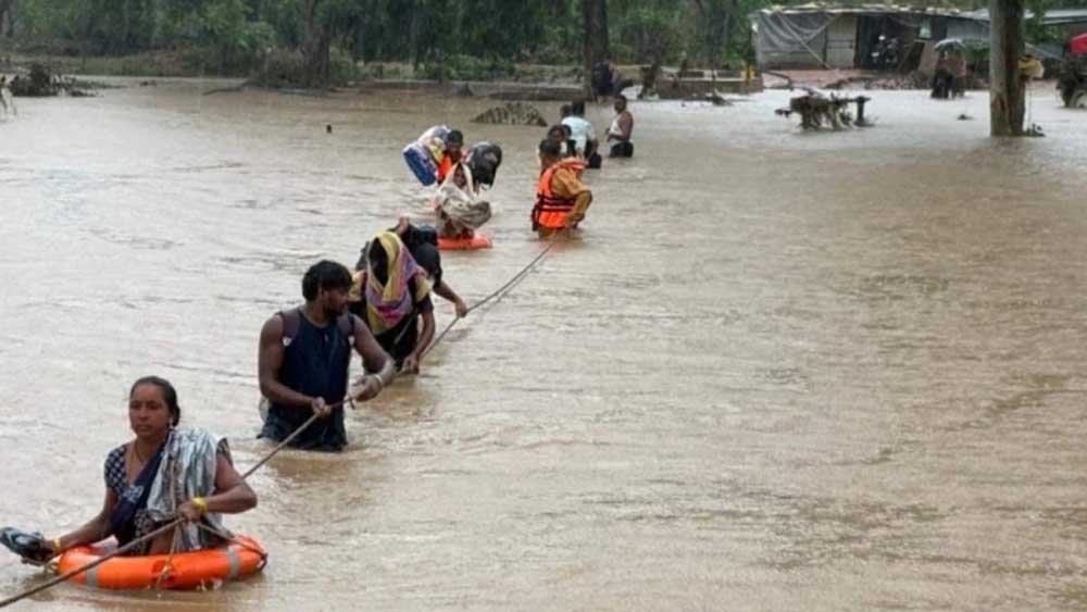हासमुंद में उफनते नाले में फंसे 14 मजदूरों का सेना ने किया सफल रेस्क्यू हासमुंद में उफनते नाले में फंसे 14 मजदूरों का सेना ने किया सफल रेस्क्यू