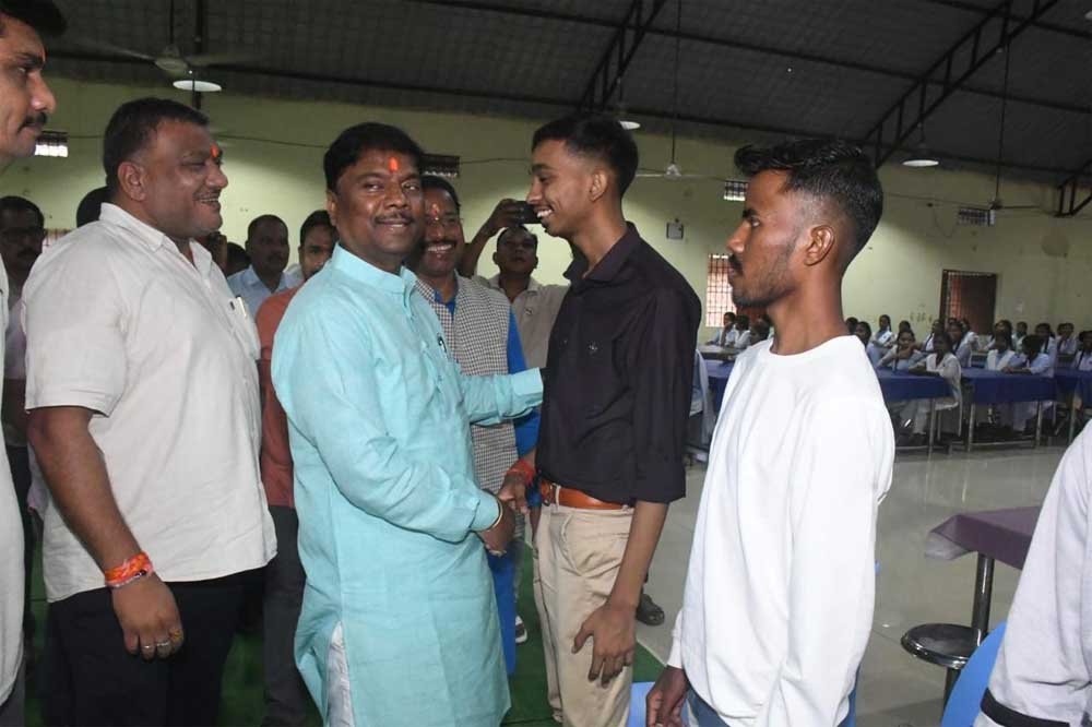 छू लो आसमान के सफल विद्यार्थियों का वन मंत्री केदार कश्यप ने किया सम्मान छू लो आसमान के सफल विद्यार्थियों का वन मंत्री केदार कश्यप ने किया सम्मान