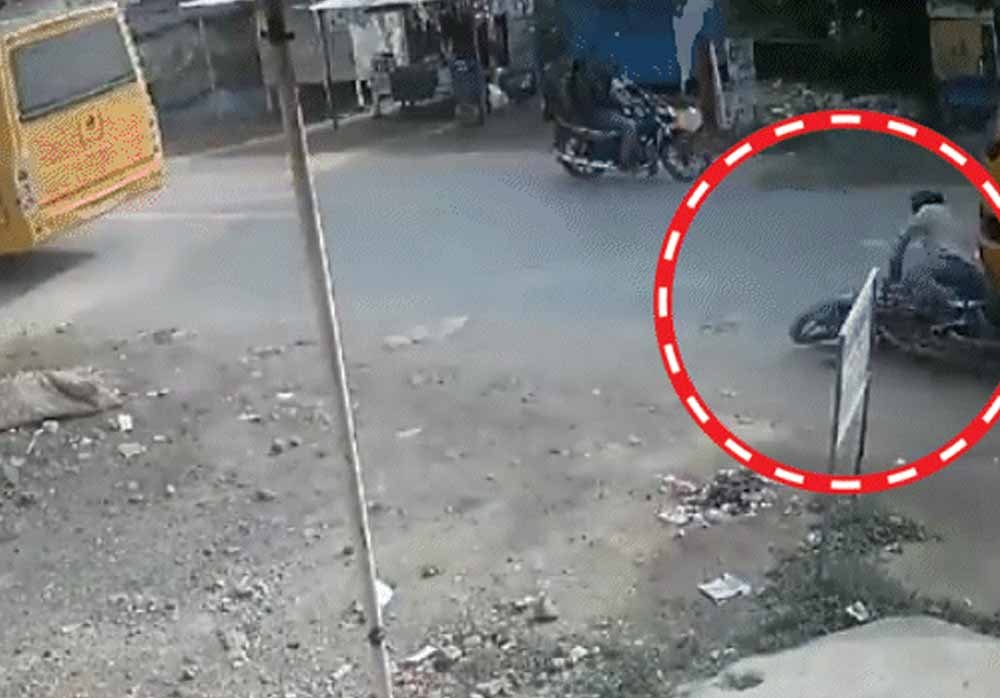 Punjab हादसा: स्कूल बस की टक्कर से बाइक सवार दो छात्रों की दर्दनाक मौत, इलाके में मातम Punjab हादसा: स्कूल बस की टक्कर से बाइक सवार दो छात्रों की दर्दनाक मौत, इलाके में मातम
