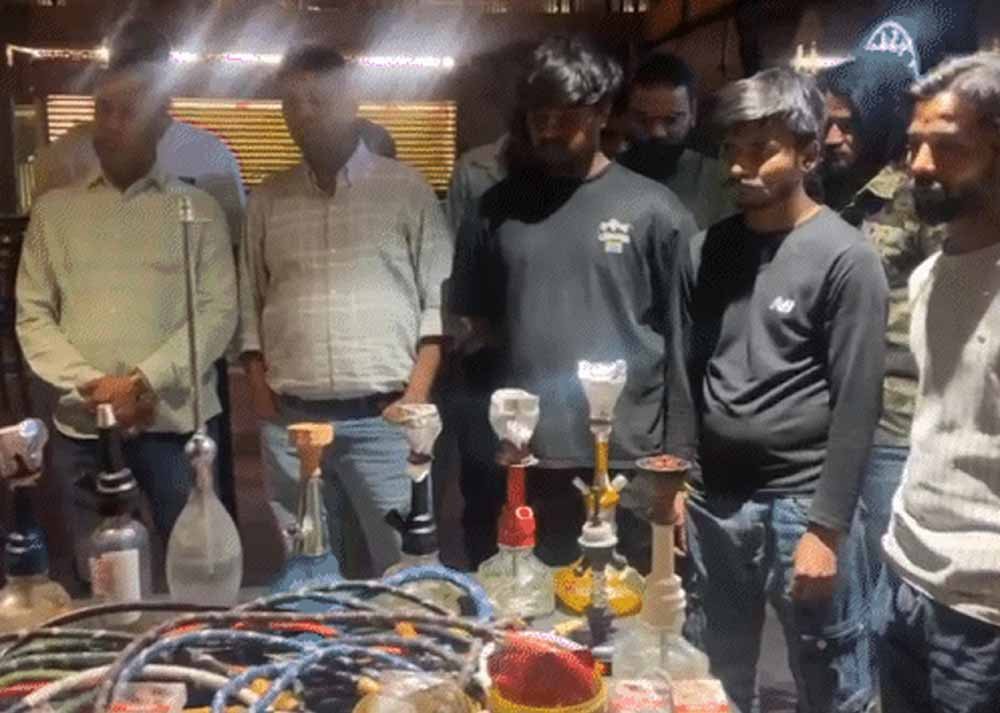 बठिंडा में अस्पताल के सामने चल रहे हुक्का बार पर पुलिस का छापा, मचा हड़कंप बठिंडा में अस्पताल के सामने चल रहे हुक्का बार पर पुलिस का छापा, मचा हड़कंप