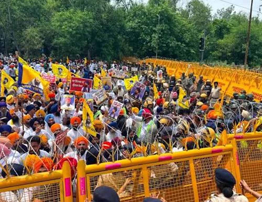 Punjab Protest: रिहाई प्रदर्शन मामले में विधायक समेत 15 नेता नामजद, चंडीगढ़ पुलिस पर हमले का आरोप Punjab Protest: रिहाई प्रदर्शन मामले में विधायक समेत 15 नेता नामजद, चंडीगढ़ पुलिस पर हमले का आरोप