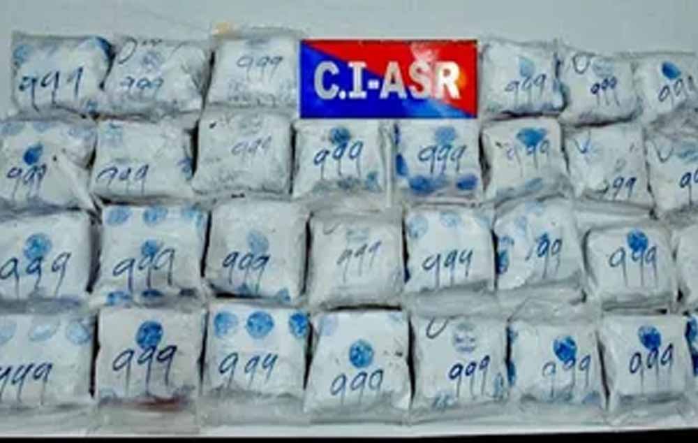 पंजाब में 70 करोड़ की पाकिस्तानी हेरोइन जब्त, अमृतसर पुलिस ने तस्करों को रंगे हाथ दबोचा पंजाब में 70 करोड़ की पाकिस्तानी हेरोइन जब्त, अमृतसर पुलिस ने तस्करों को रंगे हाथ दबोचा