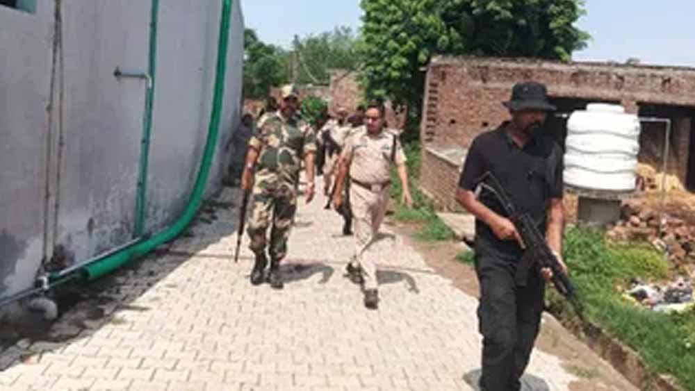 पठानकोट में पाकिस्तान सीमा के पास मिली बम जैसी संदिग्ध वस्तु, सेना और पुलिस ने शुरू की जांच पठानकोट में पाकिस्तान सीमा के पास मिली बम जैसी संदिग्ध वस्तु, सेना और पुलिस ने शुरू की जांच