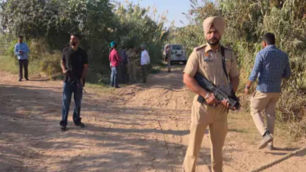 पंजाब पुलिस की मुठभेड़ में गैंगस्टर अर्शी और गुरशरण गिरफ्तार, अवैध हथियार बरामद पंजाब पुलिस की मुठभेड़ में गैंगस्टर अर्शी और गुरशरण गिरफ्तार, अवैध हथियार बरामद