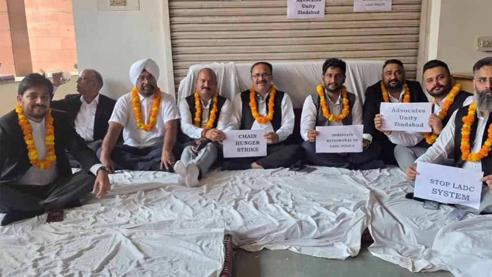 LADC सिस्टम के विरोध में चंडीगढ़ जिला अदालत के वकीलों की भूख हड़ताल, न्यायिक व्यवस्था पर उठाए सवाल LADC सिस्टम के विरोध में चंडीगढ़ जिला अदालत के वकीलों की भूख हड़ताल, न्यायिक व्यवस्था पर उठाए सवाल
