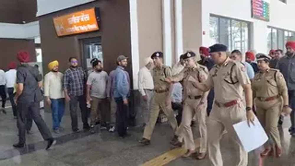 PM मोदी के जालंधर दौरे से पहले हाई अलर्ट, DGP ने सुरक्षा इंतजामों का लिया जायजा PM मोदी के जालंधर दौरे से पहले हाई अलर्ट, DGP ने सुरक्षा इंतजामों का लिया जायजा