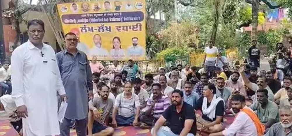 बरनाला घटना पर भड़के सफाई कर्मचारी, हड़ताल से कूड़े के लगे ढेर और सीवरेज हुए ओवरफ्लो बरनाला घटना पर भड़के सफाई कर्मचारी, हड़ताल से कूड़े के लगे ढेर और सीवरेज हुए ओवरफ्लो