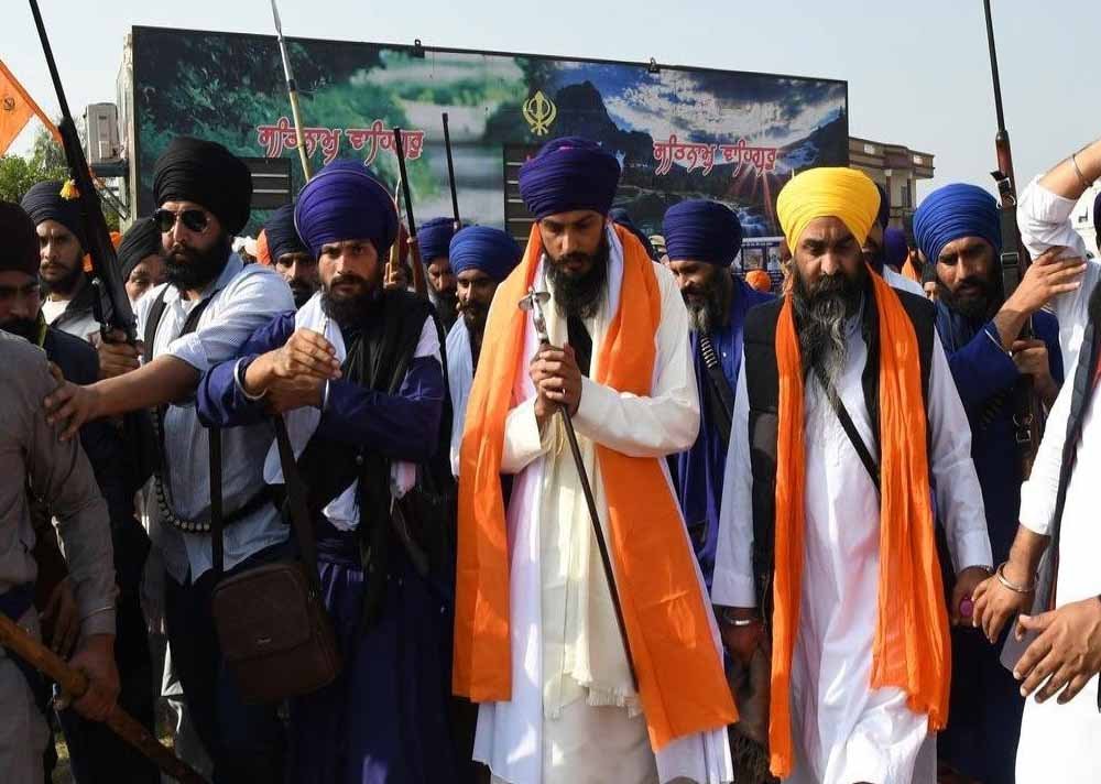 पंजाब चुनाव 2027 से पहले बड़ा सियासी समीकरण, झुंदां गुट ने ‘वारिस पंजाब दे’ से मिलाया हाथ पंजाब चुनाव 2027 से पहले बड़ा सियासी समीकरण, झुंदां गुट ने ‘वारिस पंजाब दे’ से मिलाया हाथ