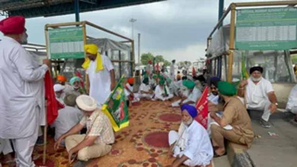 भारत-अमेरिका ट्रेड डील के विरोध में पंजाब में किसानों का बड़ा एक्शन, संयुक्त किसान मोर्चा ने सभी टोल किए फ्री भारत-अमेरिका ट्रेड डील के विरोध में पंजाब में किसानों का बड़ा एक्शन, संयुक्त किसान मोर्चा ने सभी टोल किए फ्री