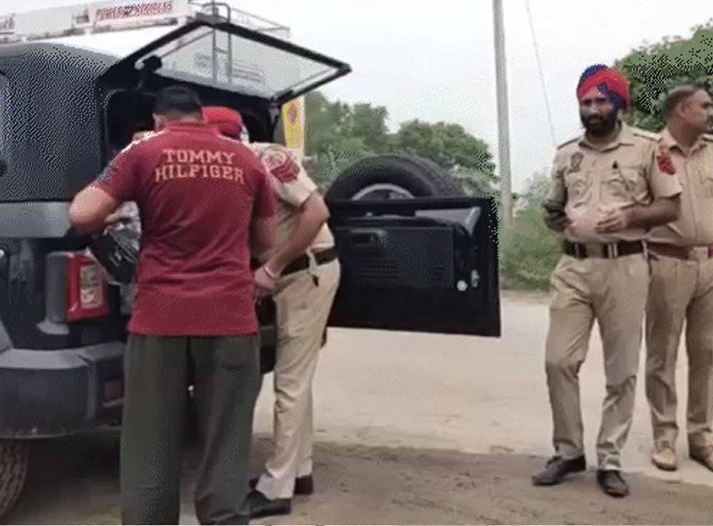 पंजाब पुलिस का हाई अलर्ट, नेशनल हाईवे के एंट्री पॉइंट सील कर संदिग्धों की गहन तलाशी पंजाब पुलिस का हाई अलर्ट, नेशनल हाईवे के एंट्री पॉइंट सील कर संदिग्धों की गहन तलाशी